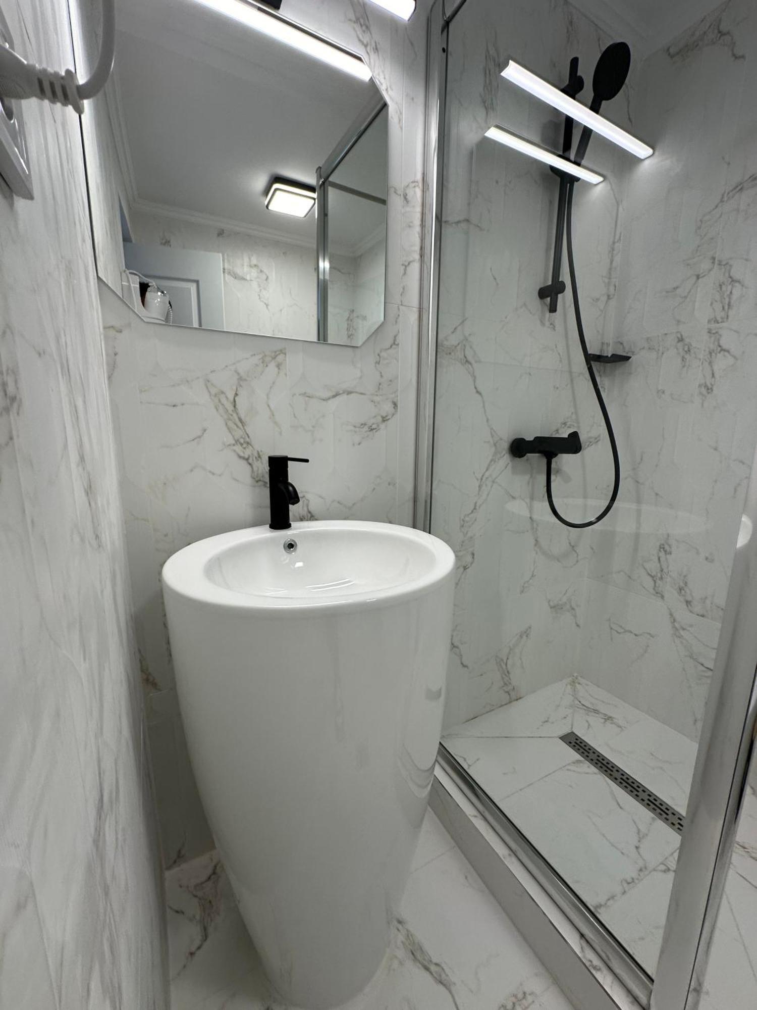 Elegant Escape Central Studio Craiova Exteriör bild