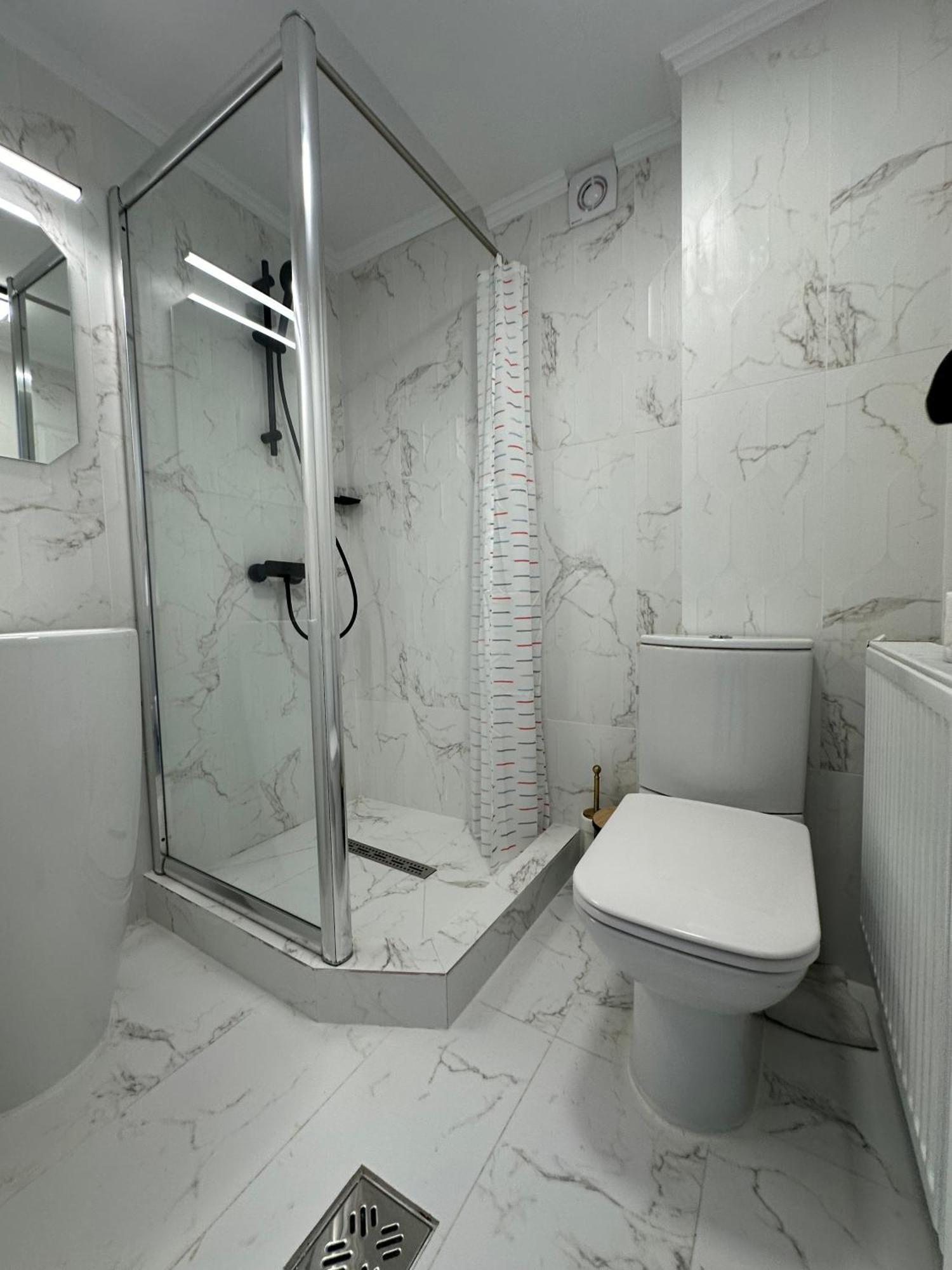 Elegant Escape Central Studio Craiova Exteriör bild