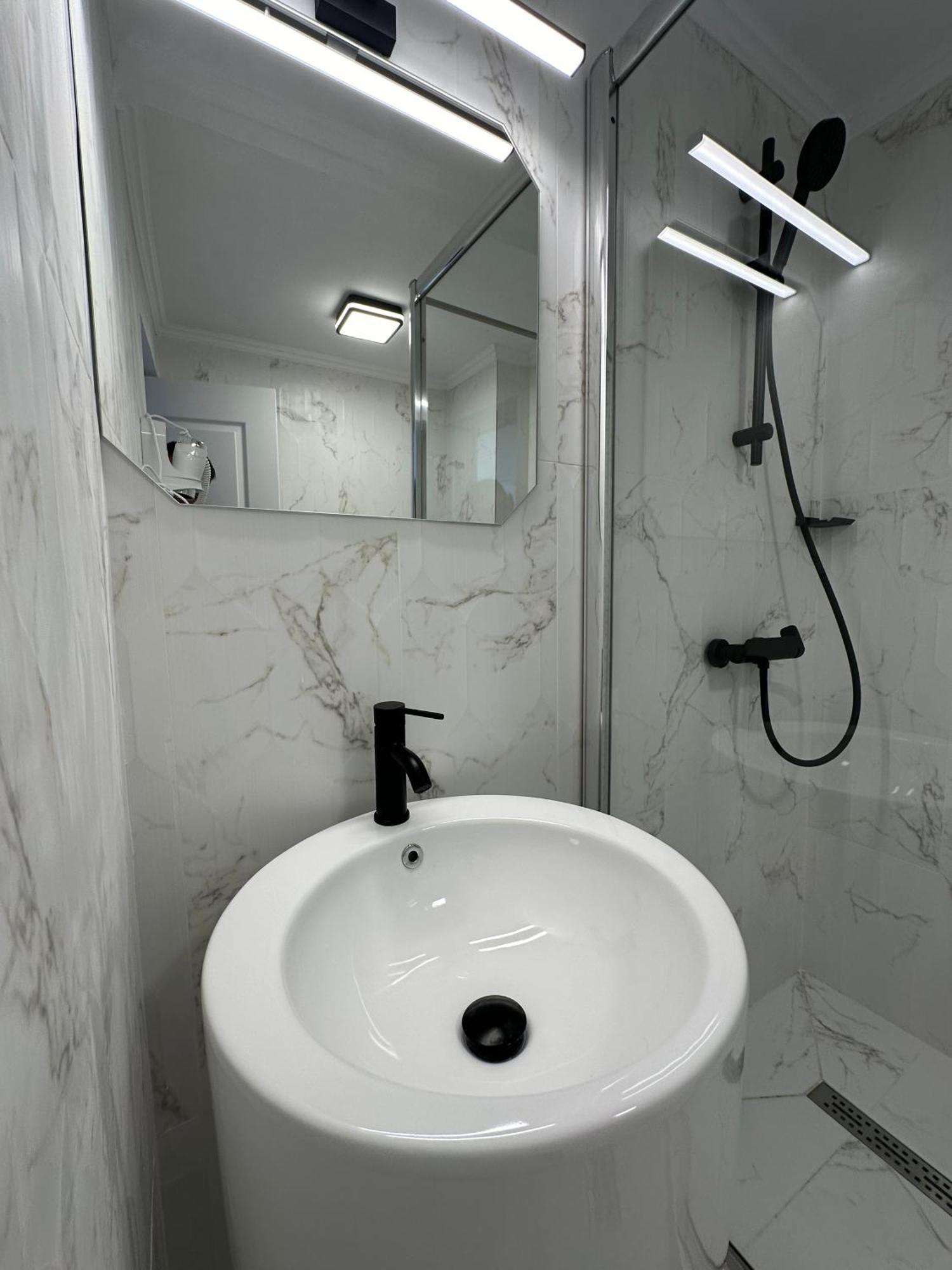 Elegant Escape Central Studio Craiova Exteriör bild