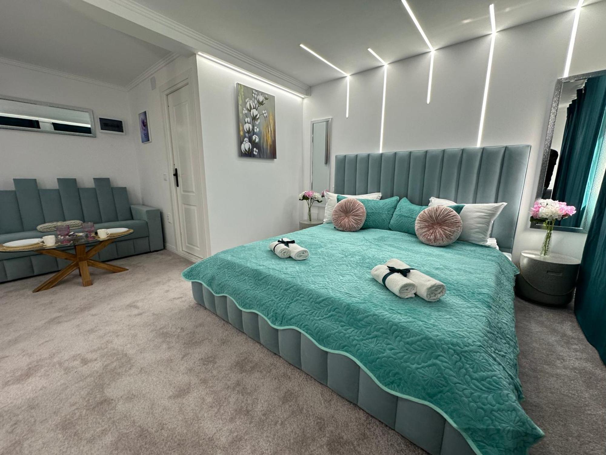 Elegant Escape Central Studio Craiova Exteriör bild