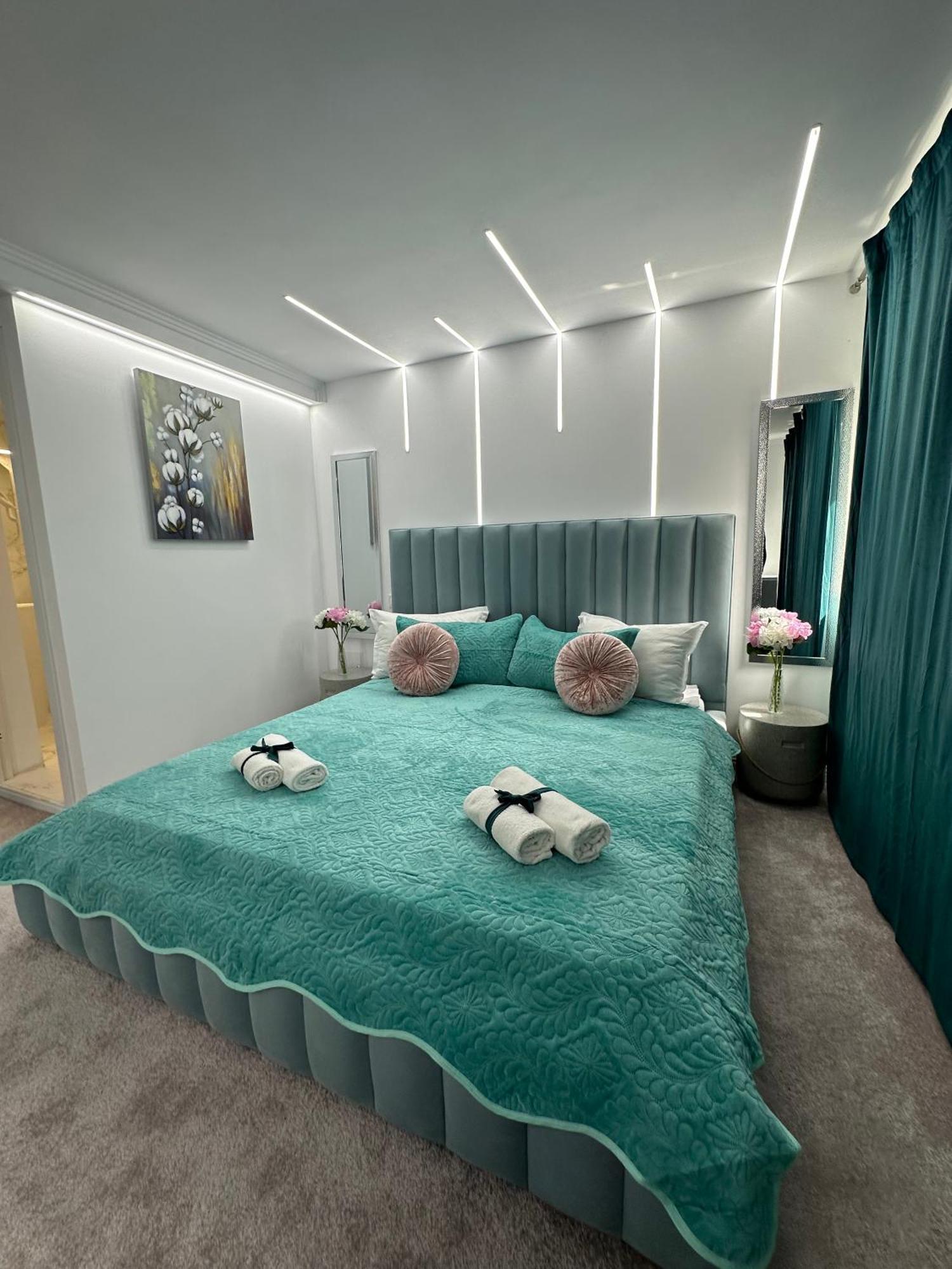 Elegant Escape Central Studio Craiova Exteriör bild