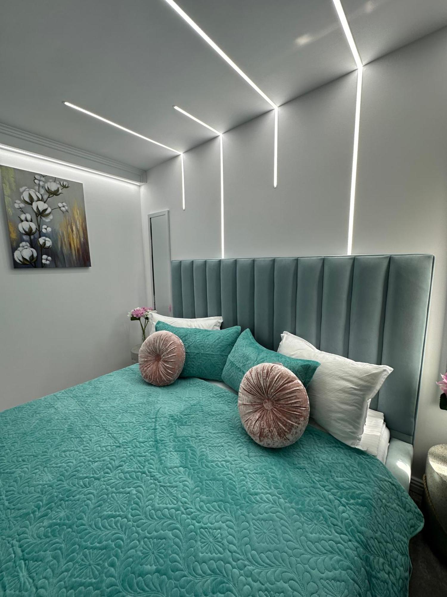 Elegant Escape Central Studio Craiova Exteriör bild